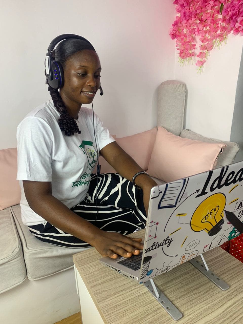 An Oak Academy tutor delivering a live online lesson